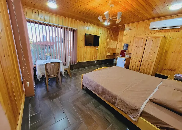Atoom Lodge
